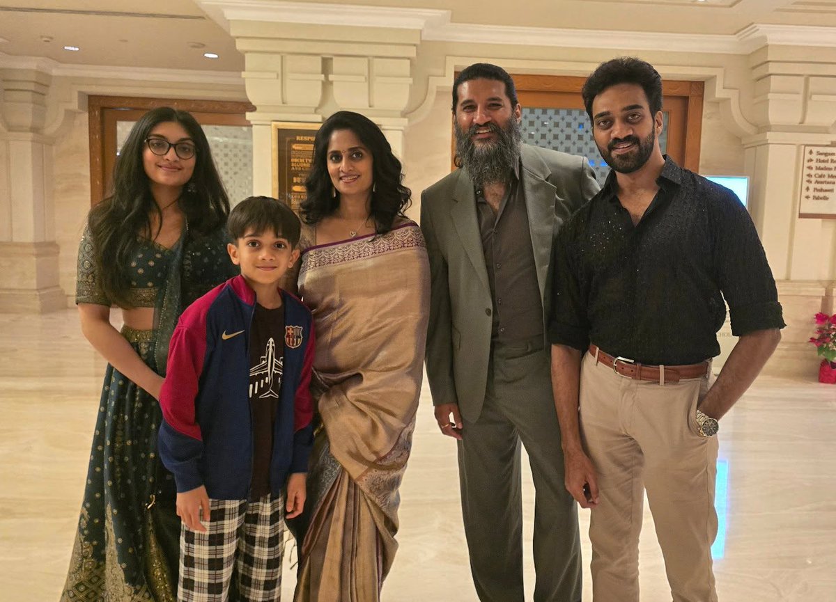 prakashpins's tweet photo. Recent click of Ajith sir family at Actor Kalidas wedding with Singer Vijay yesudas and actor Ashwin Kumar.
#Ajithkumar #ShaliniAjithKumar #AdvikAjith #AnoushkaAjith https://t.co/NVDMJbypW2