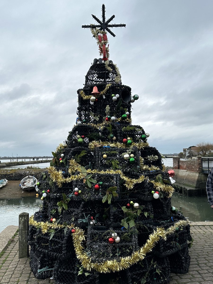 rosesukroses's tweet photo. Bit of a sidestep today from our #roseadvent calendar!
Festive Greetings from Emsworth, an old fishing village on the Hampshire coast.
My artwork studio & the Roses UK/BARB office were based here for many years.
Have a good day everyone, take care.
#Emsworth #ThrowbackThursday https://t.co/xLgI6zqtFu