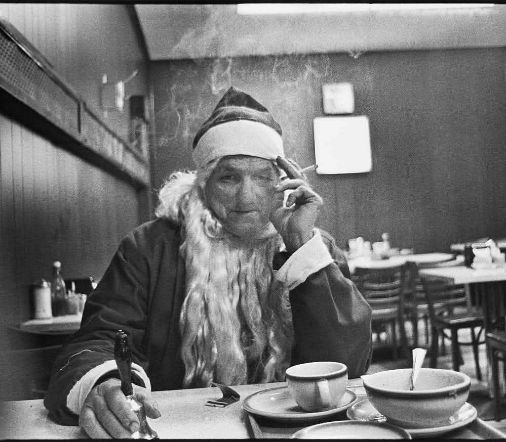 dunnothevitch's tweet photo. Mary Ellen Mark  📸
American, 1940–2015
Santa takes a coffee break, 1964 https://t.co/8ZvAcKGdYh