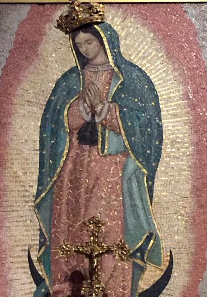 #12deDiciembre 
Muy lejos del Cerro del Tepeyac, en la catedral Notre-Dame de París recientemente restaurada, sobrevivió la capilla dedicada a la #VirgenDeGuadalupe con su hermosa mosaica 👇.
Desde hace 75 años, una parte del alma de 🇲🇽 encontró su hogar en el corazon de 🇨🇵.