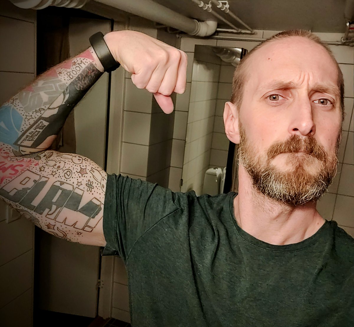 Tar i princip aldrig selfies, men idag fyller jag 40, så här får ni en post gymmet-bild så ni kan gratta mitt fejs 🥳