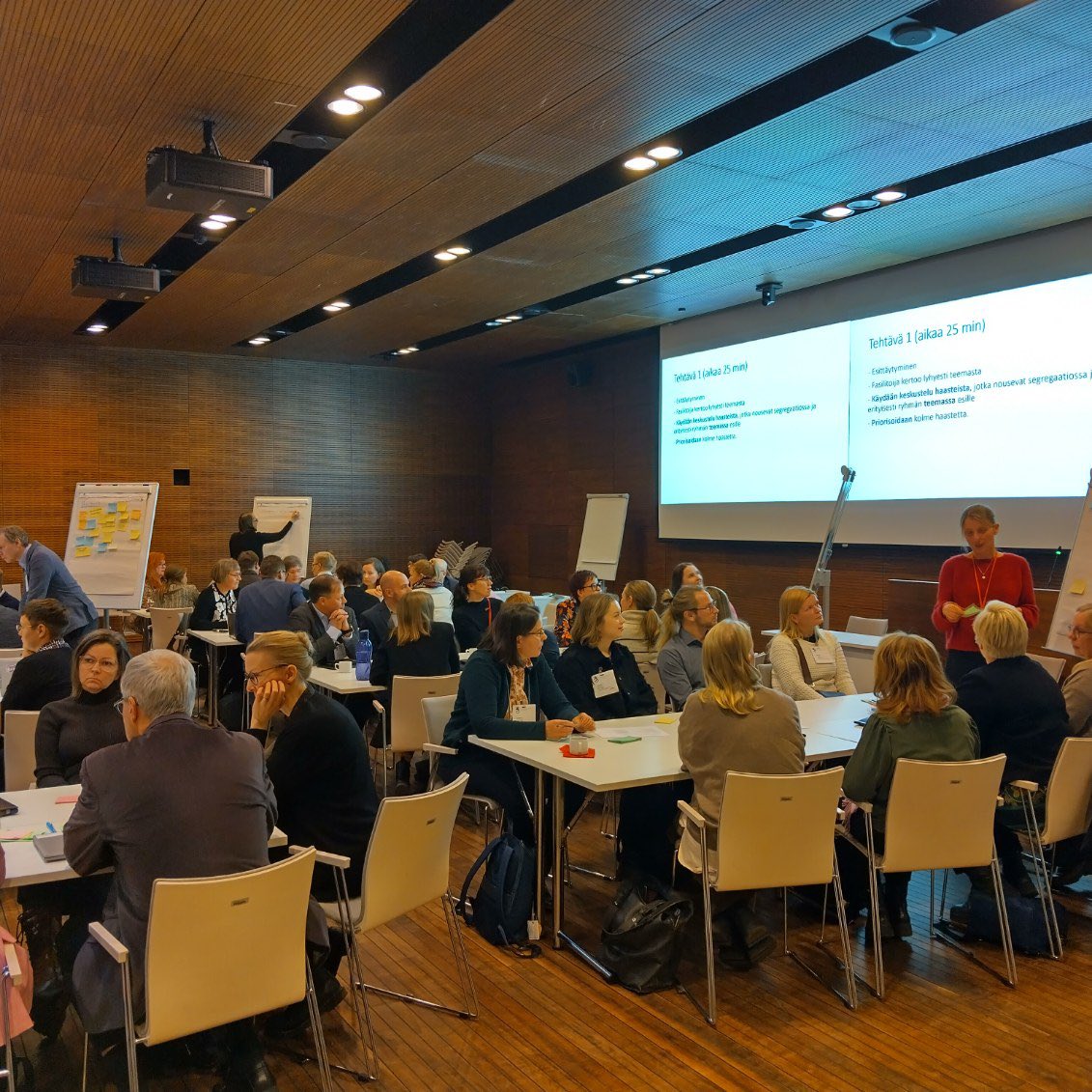 Paljon energiaa ja positiivista pöhinää!
Kuuden suurimman kaupungin ja valtion edustajat työpajailemassa #segregaatio -teemasta. Työpaja on osa #allianssiyhteistyötä #kaupunkipolitiikka