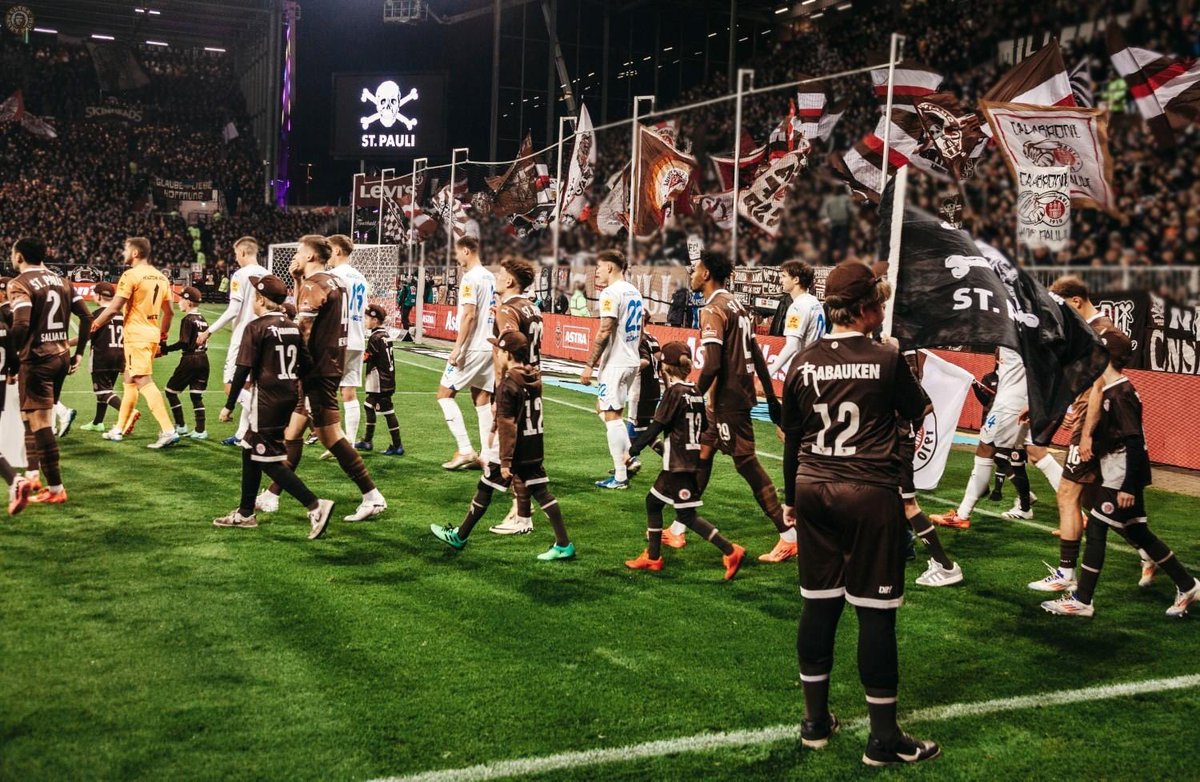 UltraFCSP2002's tweet image. Unsere Fotos vom Heimspiel gegen Kiel sind online. #fcsp usp.stpaulifans.de/copper/thumbna…