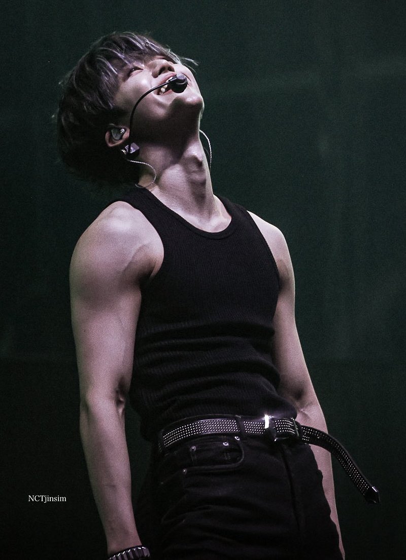 รูปนี้คือที่สุดว่ะ ไวบ์ภาพ สีหน้า adam’s apple โคตรชัด เส้นเลือดที่แขน หุ่นที่ปั้นอย่างมีวินัย ลงตัวสัส มีเสน่ห์ชิบหาย