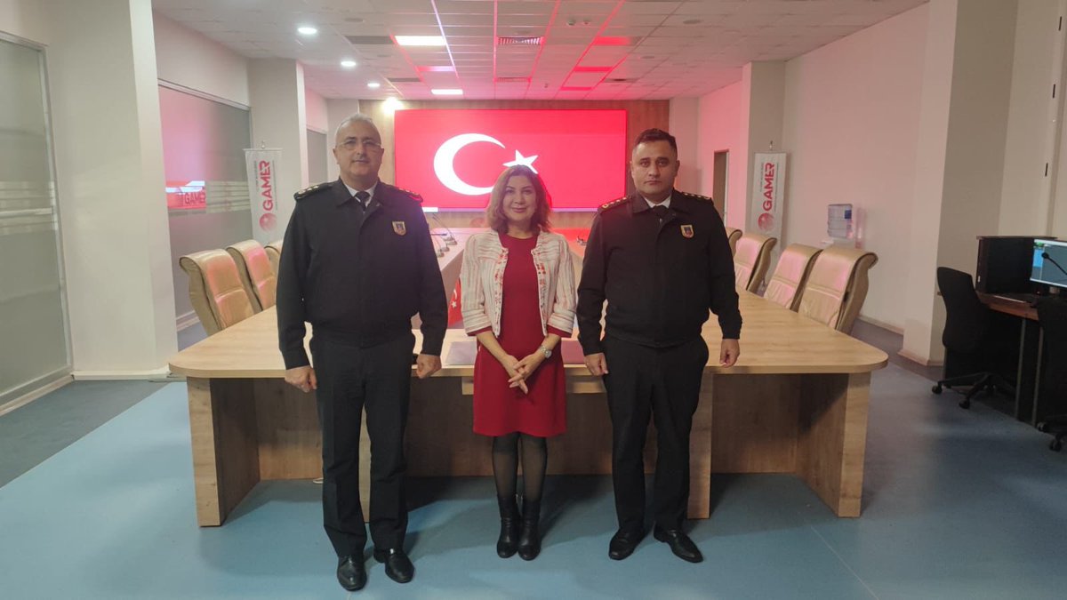 Izmir35Gamer's tweet photo. İl Jandarma Komutanlığı MEBS Şube Müdürü Sn. J. Mu. Albay Mustafa Kürşad DEMİRCİ ve Denetleme ve Değerlendirme Şube Müdürü Sn. J. Yarbay Ali COŞKUN, Güvenlik ve Acil Durumlar Koordinasyon Merkezi Müdürümüz Sn. Hatice Suna KOCAGÜL’ü ziyaret etmiştir. https://t.co/xOaLIZ0eJn