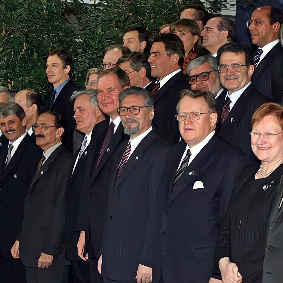 TurkeySecular's tweet image. 25 yıl önce bugün: 1999 Helsinki Zirvesi’nde Türkiye’nin AB adaylığı kabul edildi. 

Avrupa Parlamentosu’nda bu karar coşkuyla karşılandı. O dönemden sonra 13 ülke AB’ye katılırken, Türkiye’nin üyelik süreci devam etti.  🇪🇺🇹🇷