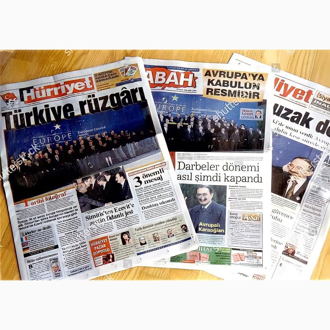 TurkeySecular's tweet image. 25 yıl önce bugün: 1999 Helsinki Zirvesi’nde Türkiye’nin AB adaylığı kabul edildi. 

Avrupa Parlamentosu’nda bu karar coşkuyla karşılandı. O dönemden sonra 13 ülke AB’ye katılırken, Türkiye’nin üyelik süreci devam etti.  🇪🇺🇹🇷