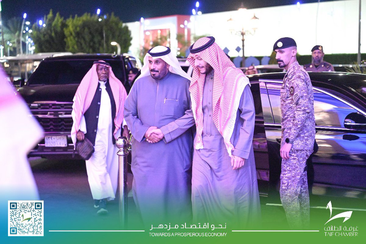 taifcci's tweet photo. صاحب السمو الملكي الأمير سعود بن نهار محافظ الطائف في زيارة لمقر احتفالات #غرفة_الطائف بتيرا مول، بمناسبة اعلان فوز السعودية باستضافة كأس العالم 2034
وكان في استقباله رئيس الغرفة غازي القثامي، وبرفقته عدد من المسؤولين ..
وتجوّل سموه على عدد من الفعاليات التي أقامتها الغرفة، مبدياً اعجابه، ومقدماً شكره لرئيس غرفة الطائف على تنظيم الاحتفال، ومشاركة أهالي الطائف فرحة اعلان فوز السعودية باستضافة كأس العالم 2034