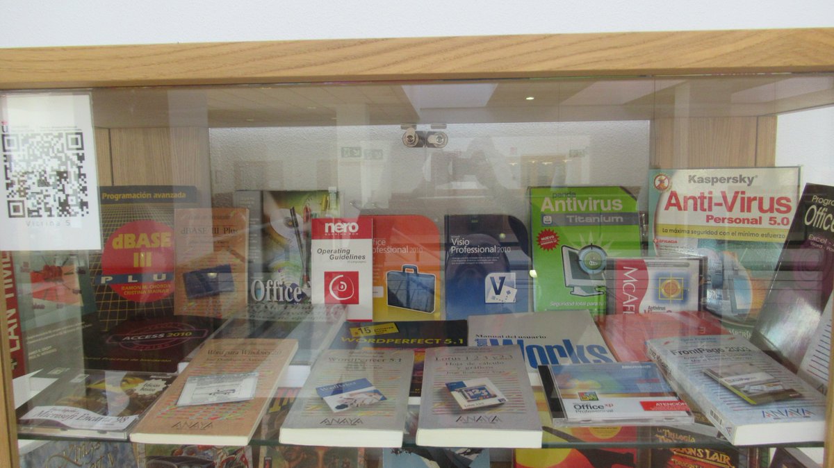 Y con la balda dedicada a los programas de ofimática, antivirus y bases de datos completamos la última vitrina que nos faltaba #URJC #YoSoyURJC #Museo #Informática #Videojuegos