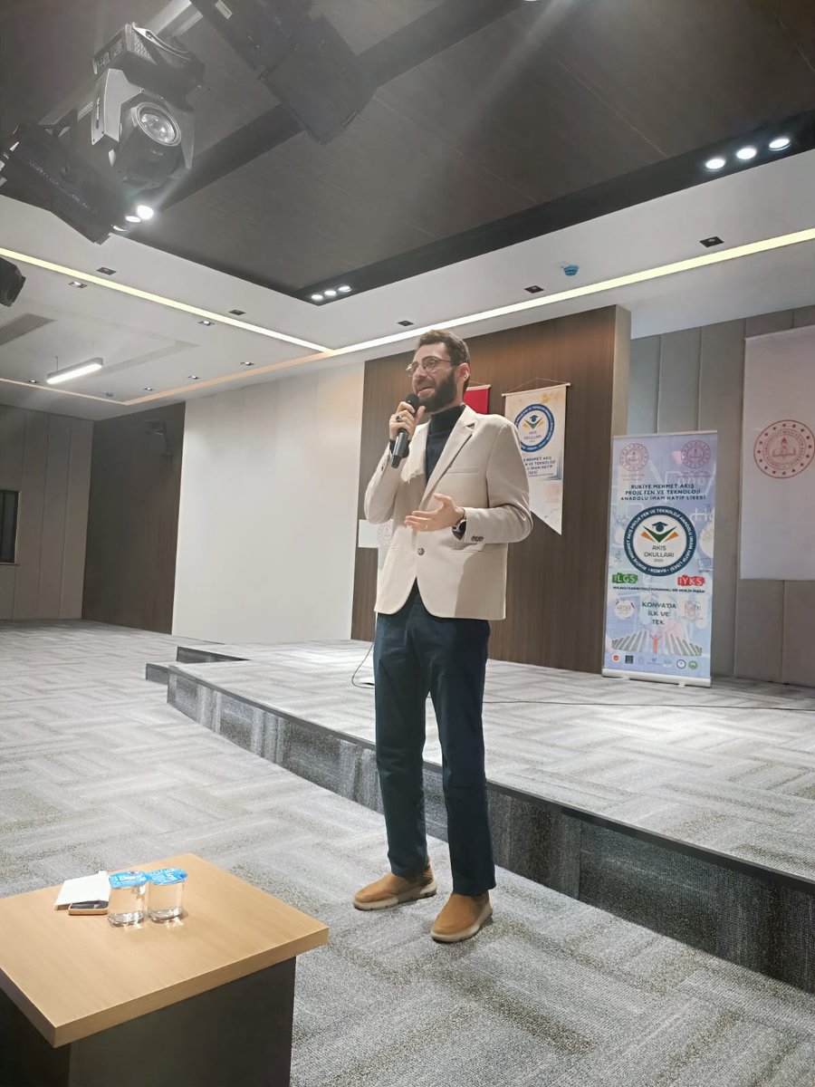 Bugün Öğrenci Buluşmaları kapsamında Eğitimci Yazar Hasan UZUN Bey'in konferansını icra ettik. Kendilerine teşekkür ederiz. Düzenlenen programda "Kalbi atanlara 83 ayette Yasin Süresi Hikayesi" adlı kitap okuma yarışmasında dereceye giren öğrencilere hediyeler takdim edildi.