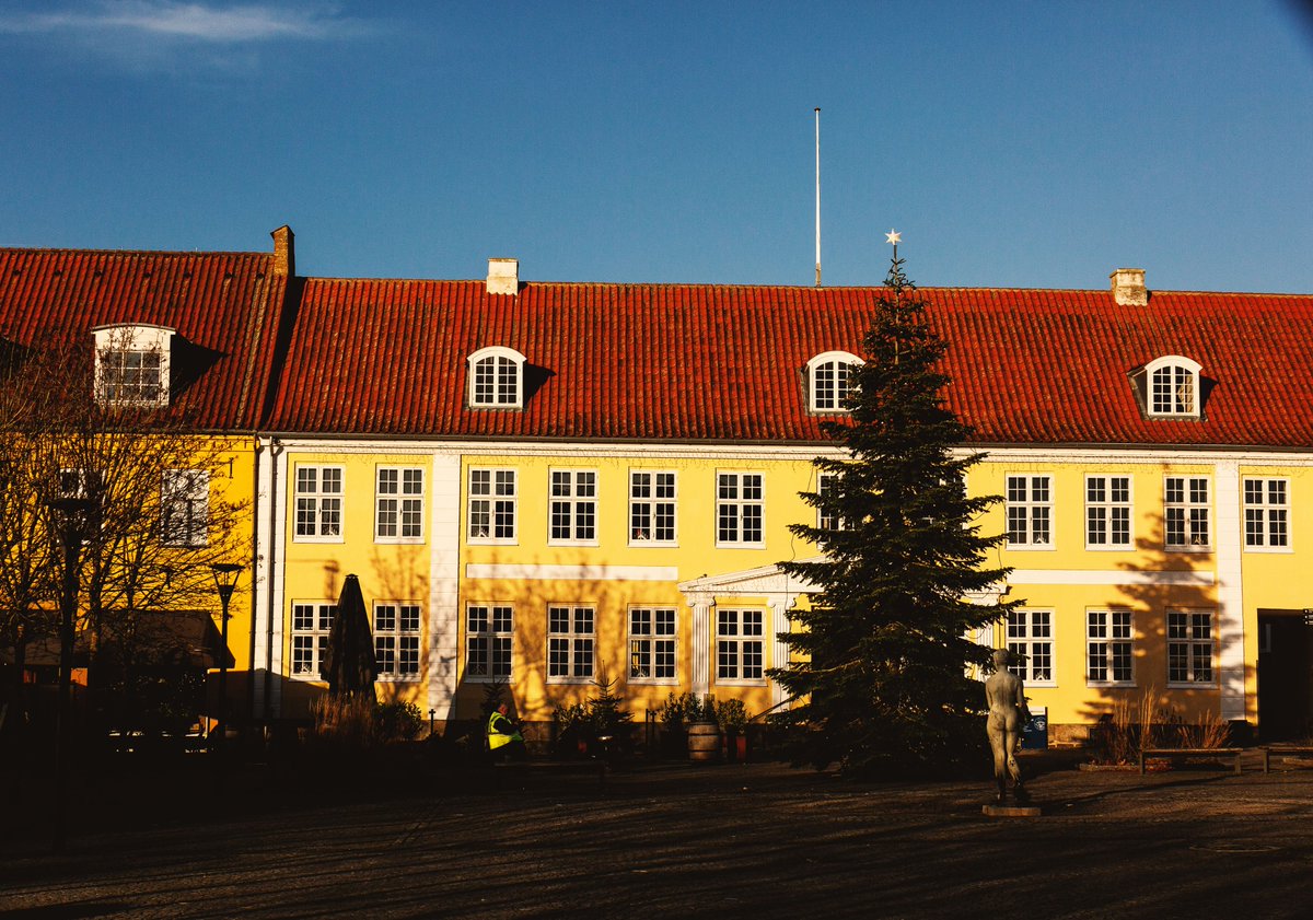 udkantsdroemmer's tweet photo. Christmas tree in Maribo #udkantsdroemmer #udkantsdanmark #denmark #danmark #lolland #nature #natur #countrysidelife #smalltownlife #maribo #Christmas #Christmas2024 #jul #jul2024 https://t.co/2BhrYRhfkT