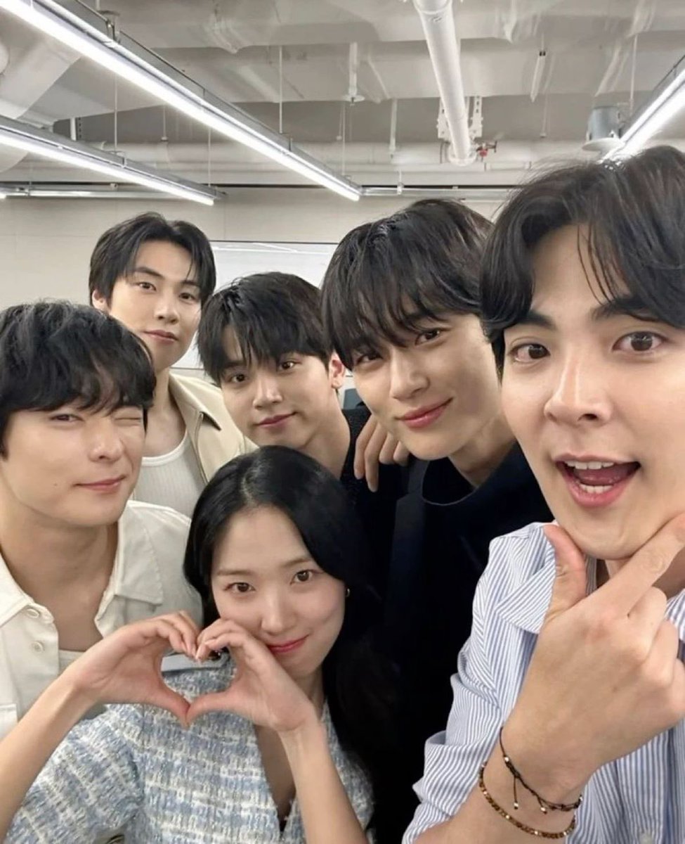 전 이 사진을 굉장히 조아합니다

사유 : 현 이클립스 구 이클립스 감독 임솔 실존 
할거만가틈