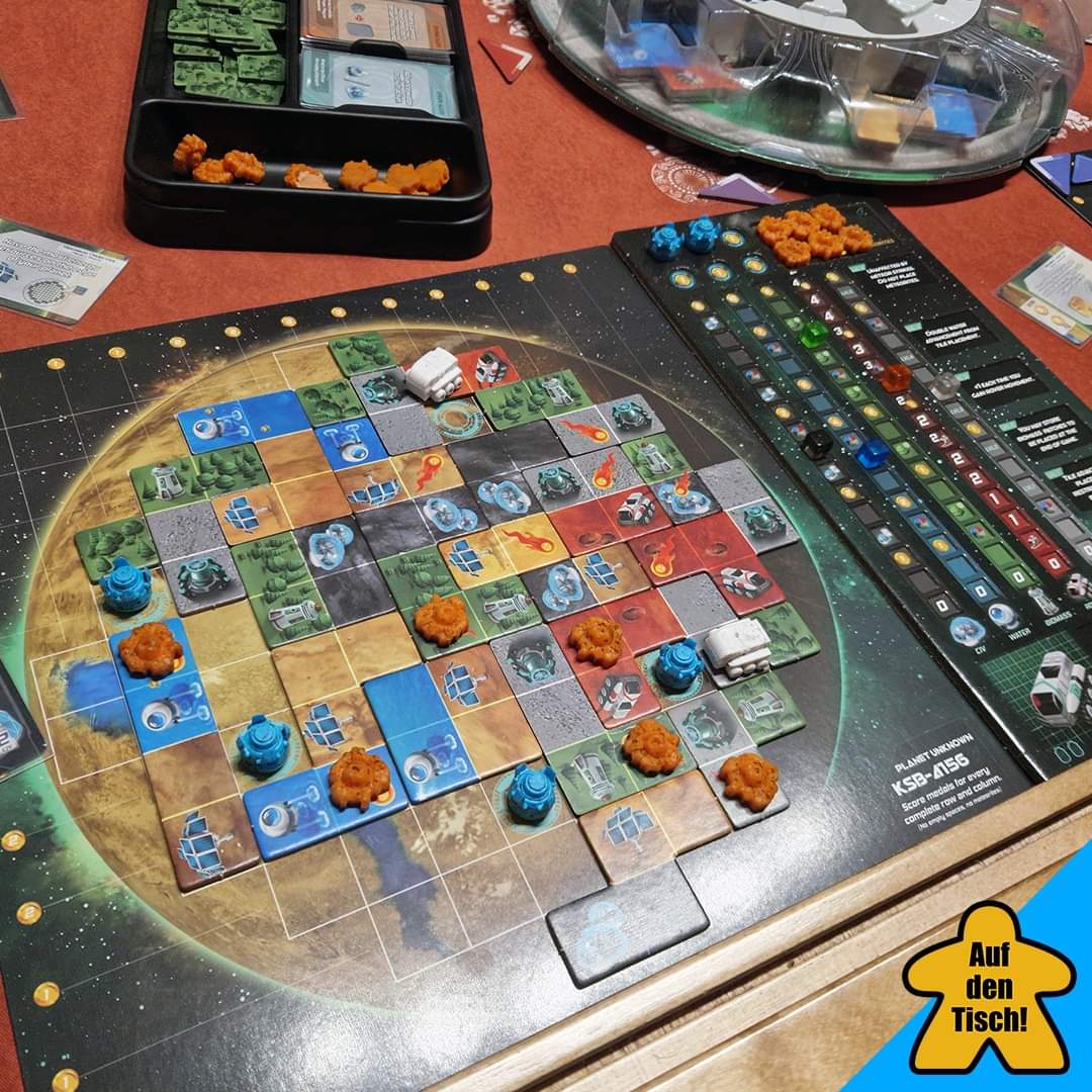aufdentisch1's tweet photo. Zu sechst schrumpft die Spieleauswahl schon einigermaßen zusammen, besonders wenn durch die Mitspielenden kooperative und Roll/Flip &amp; Write Spiele rausfallen. #PlanetUnknown geht mit seinem... [1/2]

#AufDenTisch #Brettspiele #Brettspiel #BoardGames @AdamsAppleGames @StrohmannG https://t.co/4tNVCfvcTe