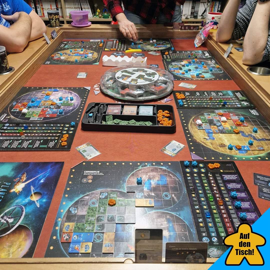 aufdentisch1's tweet photo. Zu sechst schrumpft die Spieleauswahl schon einigermaßen zusammen, besonders wenn durch die Mitspielenden kooperative und Roll/Flip &amp; Write Spiele rausfallen. #PlanetUnknown geht mit seinem... [1/2]

#AufDenTisch #Brettspiele #Brettspiel #BoardGames @AdamsAppleGames @StrohmannG https://t.co/4tNVCfvcTe