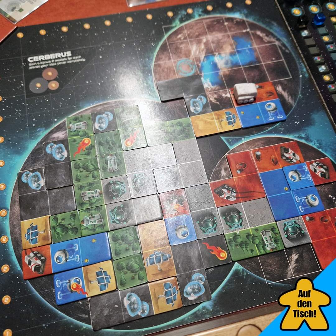 aufdentisch1's tweet photo. Zu sechst schrumpft die Spieleauswahl schon einigermaßen zusammen, besonders wenn durch die Mitspielenden kooperative und Roll/Flip &amp; Write Spiele rausfallen. #PlanetUnknown geht mit seinem... [1/2]

#AufDenTisch #Brettspiele #Brettspiel #BoardGames @AdamsAppleGames @StrohmannG https://t.co/4tNVCfvcTe
