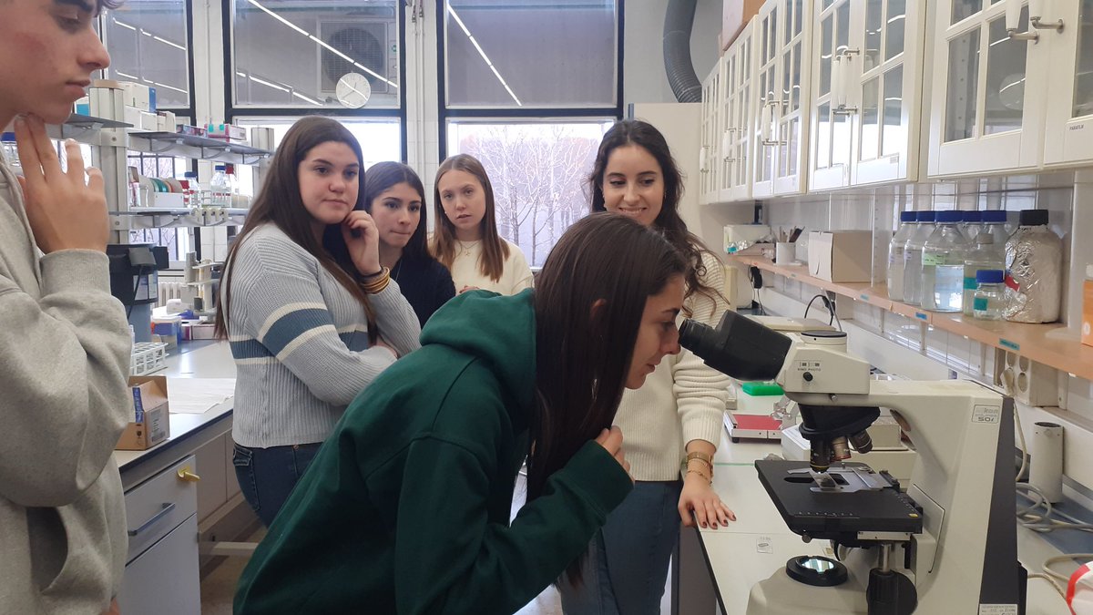 Institut de Neurociències UAB (@inc_uab) on Twitter photo Estem de portes obertes amb l'alumnat de l'optativa de biomedicina de l'<a href="/epiagranollers/">Escola Pia Granollers</a>, que han pogut veure els labs de @gnpr_uab <a href="/LabhumaUAB/">LabHumaUAB</a> <a href="/SGR_NeuroStress/">SGR Neurobiology Stress</a> i Neuroimmunologia 🥼 Estem de portes obertes amb l'alumnat de l'optativa de biomedicina de l'<a href="/epiagranollers/">Escola Pia Granollers</a>, que han pogut veure els labs de @gnpr_uab <a href="/LabhumaUAB/">LabHumaUAB</a> <a href="/SGR_NeuroStress/">SGR Neurobiology Stress</a> i Neuroimmunologia 🥼
