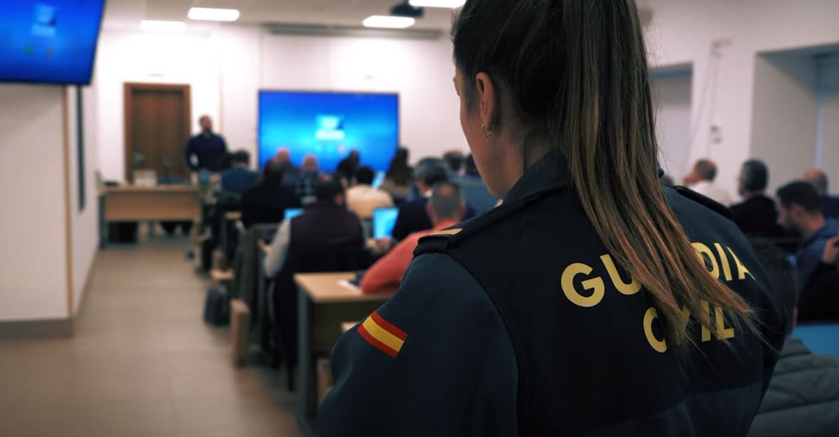 guardiacivil's tweet photo. 🆕 No te pierdas el estreno de #Protegidas, un minidocumental de @interiorgob

Descubre el recorrido que se sigue desde que una mujer víctima de maltrato interpone una denuncia a través de las unidades especializadas de la @guardiacivil👇

🎞️https://t.co/hLN3sxun1p

#EMUME #VioGén #NiUnaMenos 
#GCenLucha contra la #ViolenciaDeGénero