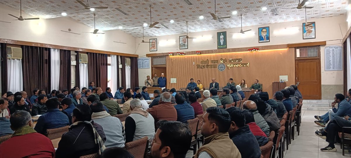 DmMuzaffarnagar's tweet photo. जिलाधिकारी महोदय द्वारा आज भारत सरकार के निर्देशानुसार आगामी 19 दिसम्बर से 24 दिसम्बर, 2024 तक  ”प्रशासन गॉव की ओर“ अभियान के तहत आमजन की समस्याओं का कैम्प लगाकर मौके पर ही समाधान करने के लिए सभी अधिकारियों को आवश्यक निर्देश दिए गए। @DARPG_GoI 
#GoodGovernanceWeek2024 https://t.co/seG2xlpI7C