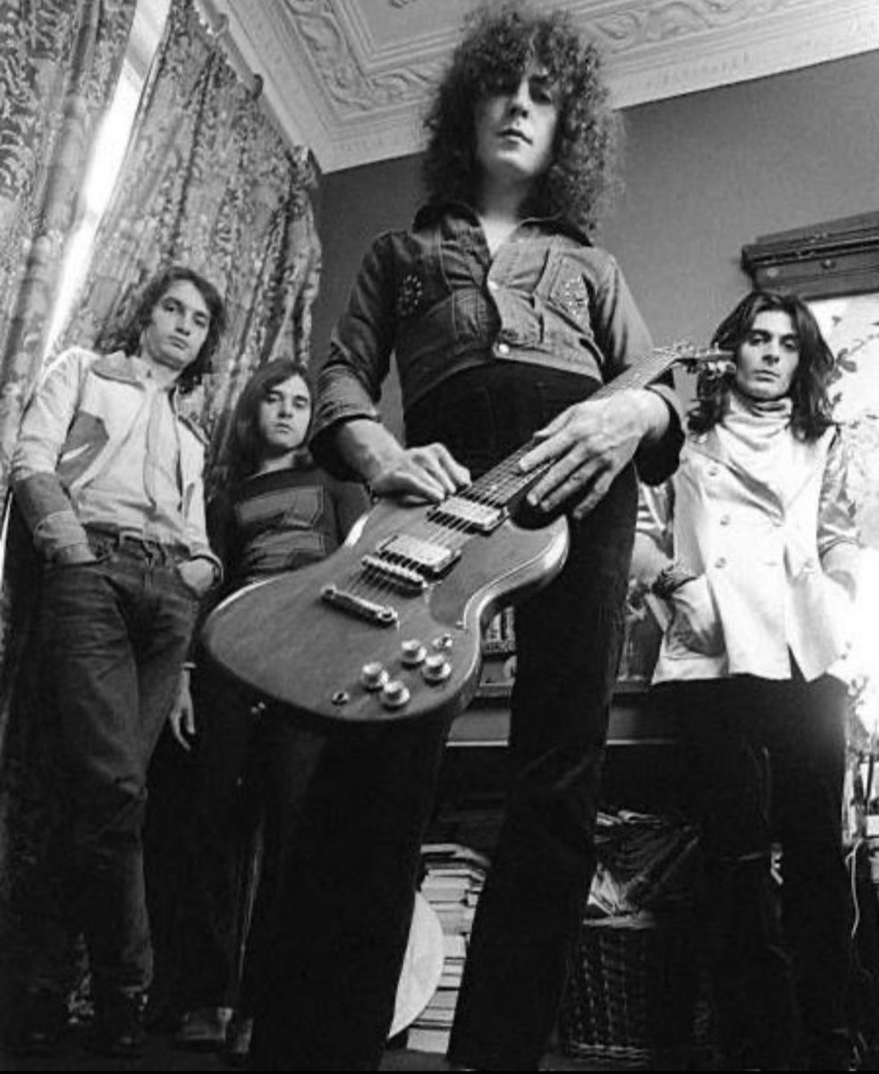20th_Centurygal's tweet photo. Happy Thursday, groovers...😎🎶🎸
T.rex 1971
#marcbolan #mickeyfinn #stevecurrie #billlegend
#Trex https://t.co/UqMFryZSOd