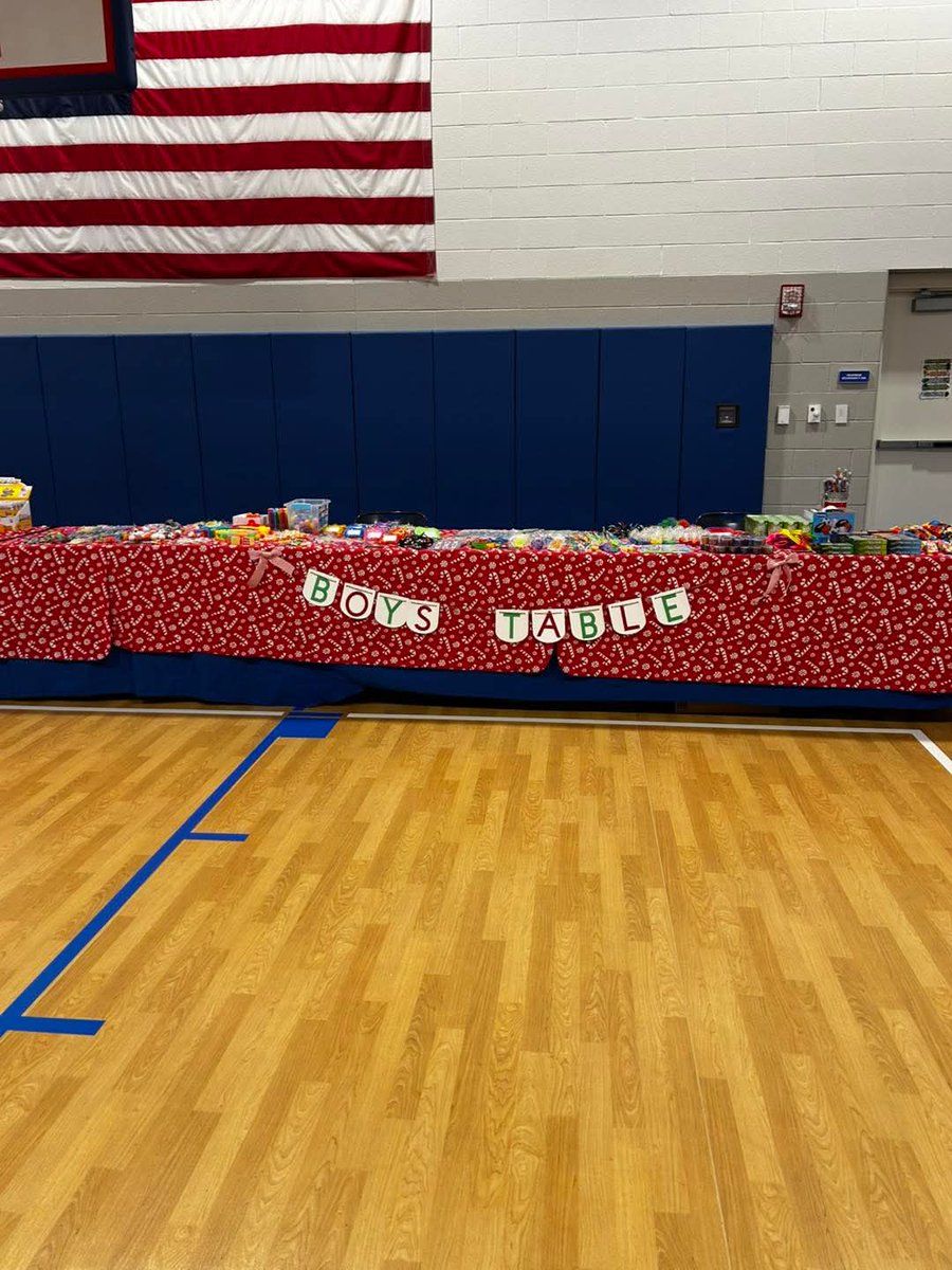 T’was the morning of Secret Santa and all through the school, all of our amazing elves were busy setting up the school gym… 🎅🏼🎄❄️♥️🤍💚

We are ready for our little shoppers! 

Go Generals!! 💙🤍