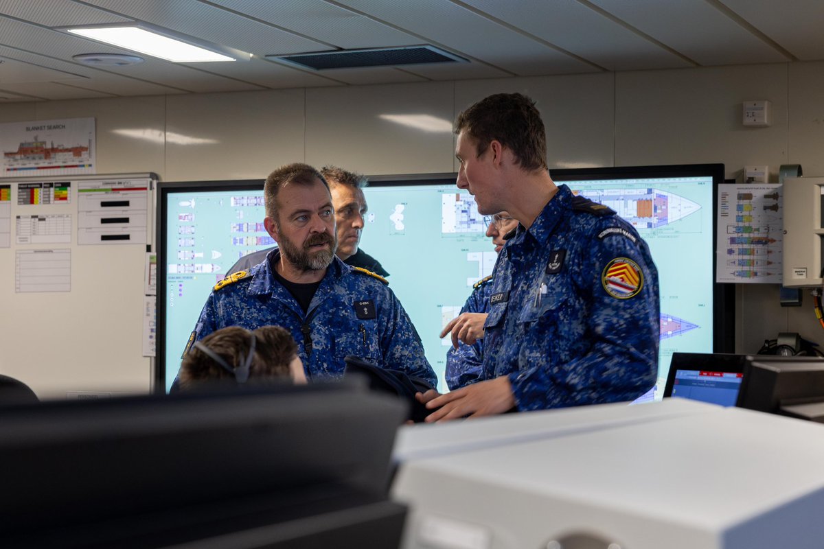 admiraalTas's tweet photo. 🏙️Den Helder ontmoet ⚓️Den Helder. 

Vanochtend lag ze kort op de rede, het nieuwe Combat Support Ship van de @kon_marine. Een geweldig schip en vooral een belangrijke aanvulling op ons (en dat van onze bondgenoten) wereldwijde voorzettingsvermogen op zee. https://t.co/lgaSew2Xjp
