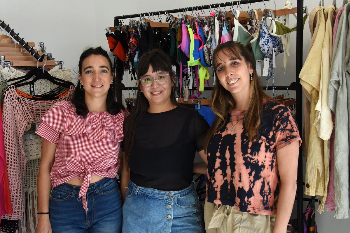 Cultura_Mza's tweet photo. 🔍 Si buscas un espacio donde encontrar calzados originales, trajes de baño de diseño e indumentaria exclusiva, pasate por Espacio Dinamita
📍Pascual Segura 1950, Godoy Cruz
👉🏻 ¿Sabías que hay promos especiales?
🏷 Usa el código #CreativaNavidad y descubrilas
#CulturaMendoza https://t.co/JUzxfByLcG