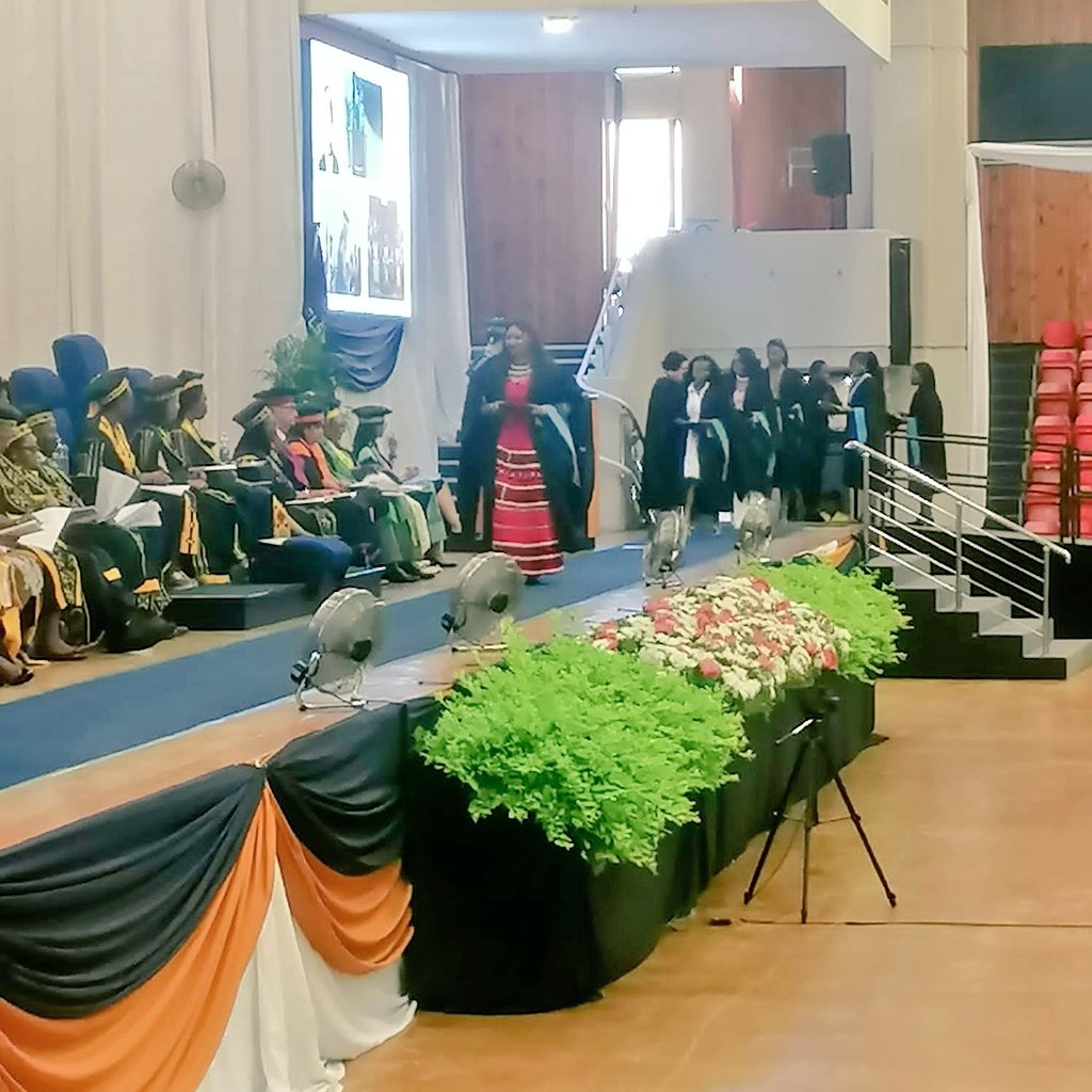 Mpuza23's tweet photo. Yesterday, I walked the same stage as my parents before me did, wearing the same gown my dad wore when he graduated with his LLB degree. ๐ค๐๐ฉ๐พโ๐๐๐พ All glory be to God for seeing me through and all the people He sent to help me along this journey. I'm an LLB degree holder!! #LLBae https://t.co/KVl7eGpXZX