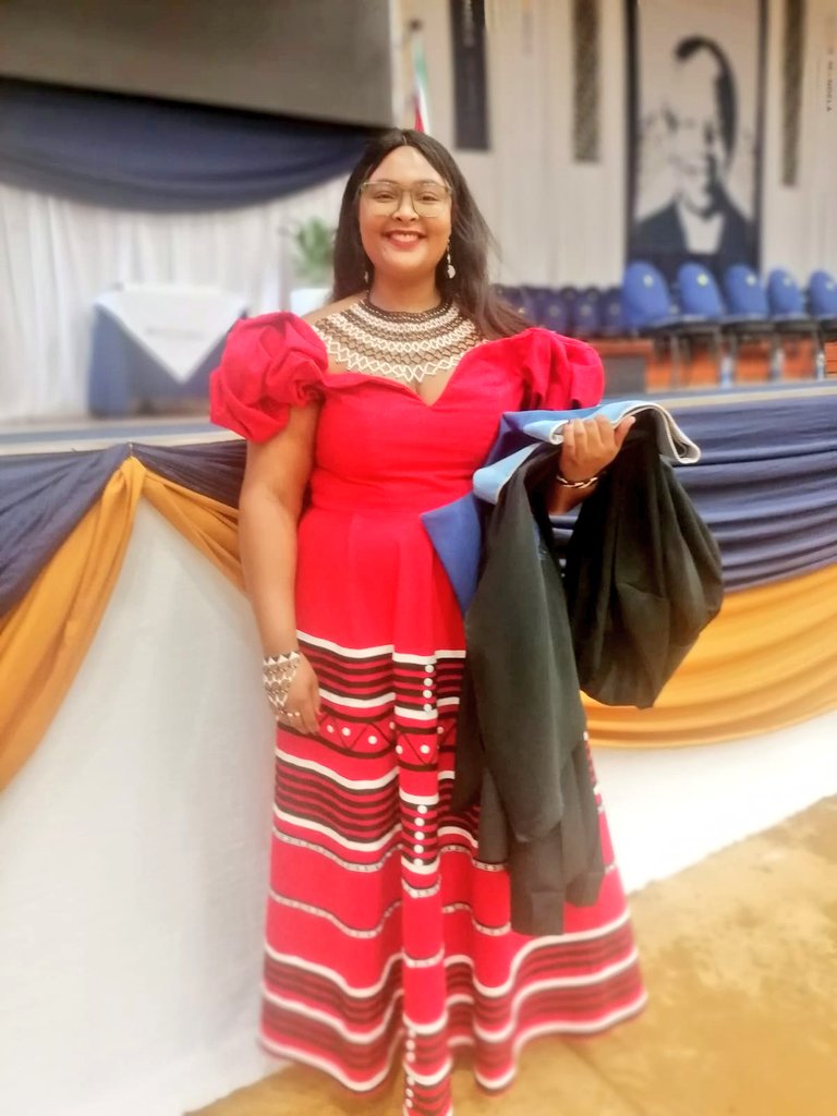 Mpuza23's tweet photo. Yesterday, I walked the same stage as my parents before me did, wearing the same gown my dad wore when he graduated with his LLB degree. ๐ค๐๐ฉ๐พโ๐๐๐พ All glory be to God for seeing me through and all the people He sent to help me along this journey. I'm an LLB degree holder!! #LLBae https://t.co/KVl7eGpXZX