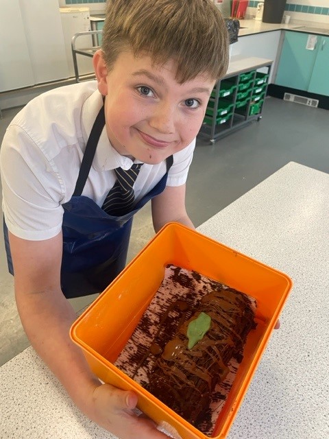 archway_school's tweet image. Y9 doing a great job decorating their Yule Logs 👏🎄
#archwayschool #Y9 #cakedecorating #yulelog