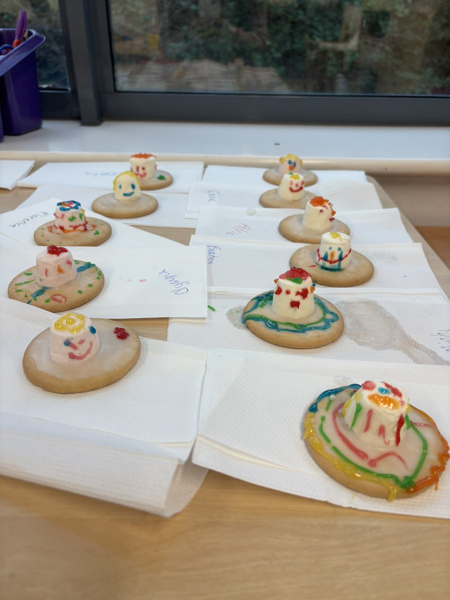 HWD_Lower's tweet photo. 1F enjoying their festivities with Christmas biscuit decorating, Christmas jumper day fun and a delicious Christmas dinner! 🎄🤶🏼🎅🏼 #HazelwoodYear1 https://t.co/Xqu1NNIWvx