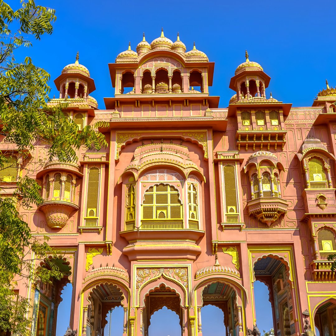 bicado en #Jaipur, #India, el Patrika Gate es una de las puertas más impresionantes que verás. La combinación de patrones, formas y colores crea un ambiente tan fascinante que te dejará sin aliento.
dynamic-tour.com