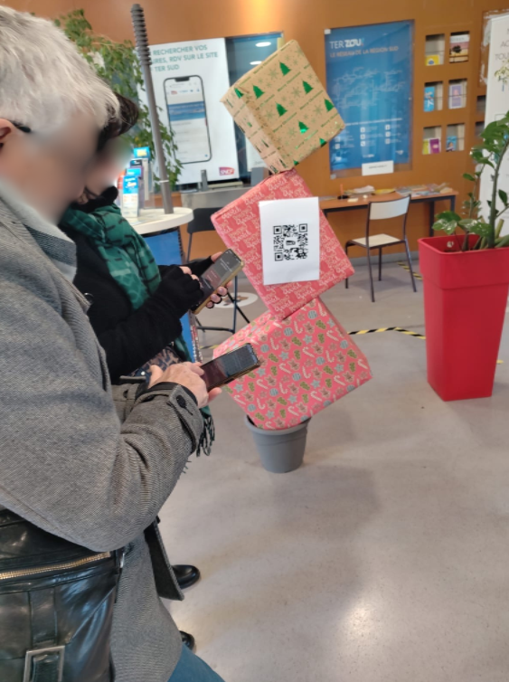 BernardAndrine's tweet photo. 🎄 C’est Noël en gare

Du 2 au 20 décembre les agents @TERSUD_SNCF  vous attendent dans plusieurs gares : repérez-les, flashez le QR code et tentez de remporter des lots offerts par nos partenaires @MasDuRoseau @RegardsProvence Marius Bernard🎁

Bonne chance à tous 

#TERSud https://t.co/D56hJN5TFF