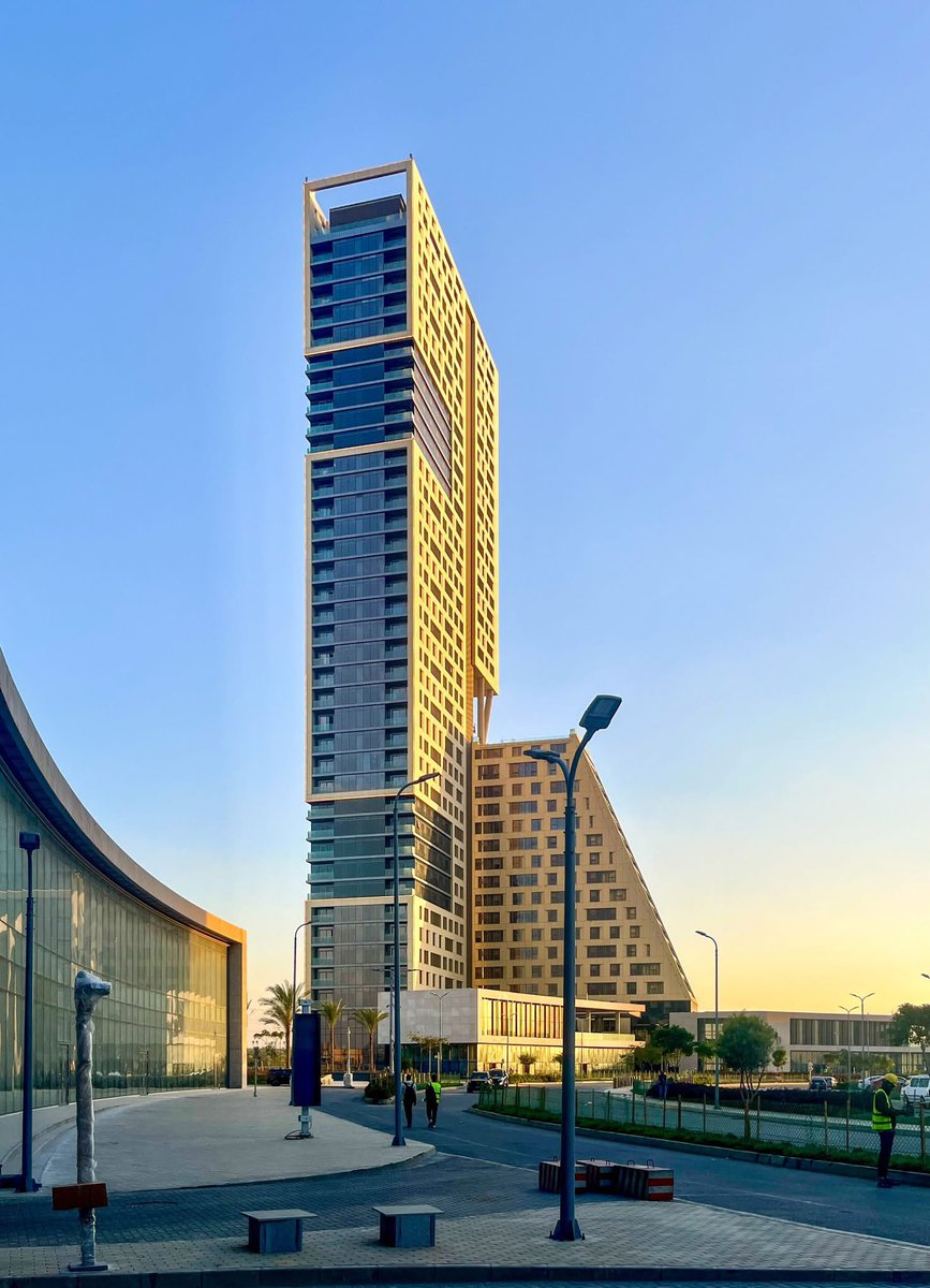 TheNewCapitalEG's tweet image. يعتبر برج &quot;D05&quot; السكني من أبرز المعالم في منطقة الأعمال المركزية بالعاصمة الإدارية الجديدة. 

يتميز بتصميمه العصري وارتفاعه الذي يصل 
إلى 152.5 متراً، مما يساهم في تحسين الصورة العمرانية للعاصمة الإدارية الجديدة 
#العاصمة_الإدارية_الجديدة #CSCEC