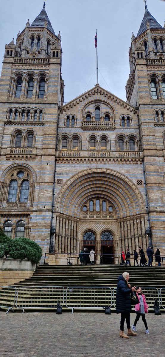 Wow .... having the best time in London. <a href="/CrawfordMatt77/">Matthew Crawford FCCT</a> <a href="/BigKirkHallam/">BigKirkHallam</a>