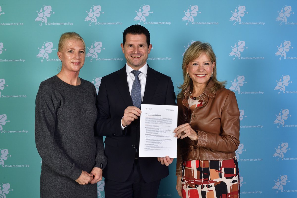 Maandag 9 september overhandigden Sylvia Roelofs en Marie-Jose Vermin (10DAYS) onze sectorboodschap aan <a href="/MinisterEZ/">Vincent Karremans</a> Dirk Beljaarts tijdens de OndernemersTop. Hoofdpunten: maak van verduurzamen een succesvol businessmodel! #ondernemen #OndernemersTop