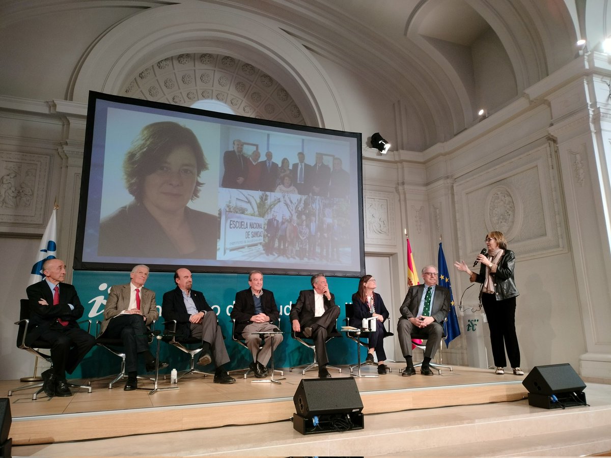 La primera jornada por el centenario de la Escuela Nacional de Sanidad #ISCIII termina con un homenaje a María José Medrano, exdirectora de la ENS, y una mesa redonda con siete exdirectores/as de la Escuela, que han hablado de su pasado, presente y futuro. 
#ENS100ISCIII