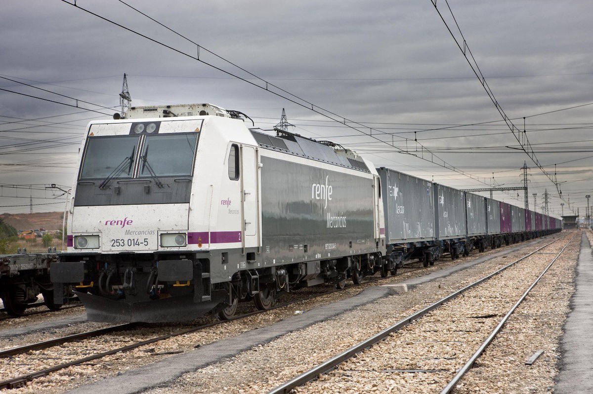transportesgob's tweet photo. ⚓️❗️ El buen ritmo que estamos llevando con la recuperación de la movilidad en Valencia nos permite anunciar la reapertura el próximo lunes, 16 de diciembre, de la ruta directa entre el Puerto de Valencia y Madrid para los trenes de mercancías.

ℹ️ https://t.co/hxXKIy9suQ https://t.co/WTJK5ByHHQ