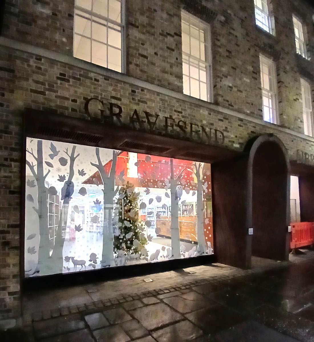 kentlibraries's tweet image. On the evening of Wed 11 Dec we illuminated our libraries, part of a national act of solidarity for #Liverpool's #SpellowLibrary which was damaged in the riots last summer
#ShareTheLight to celebrate the resilience of libraries and the ways in which they bring people together✨