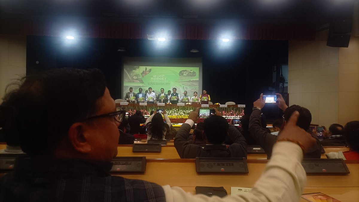 singhpiya735's tweet photo. #delhi एनडीएमसी बजट: संपत्ति कर की दरें नहीं बढ़ाया गया। NDMC एरिया में रहने वाले लोगों का ख्याल रखा गया। बिजली, पानी को लेकर काम किया जाएगा। नाइट स्वीपिंग किया जाएगा। एम्स और high court के बाहर दो स्काई फुट ओवर ब्रिज बनाया जाएगा।  @SandhyaTimes4u @NBTDilli https://t.co/3tfziHM3h5