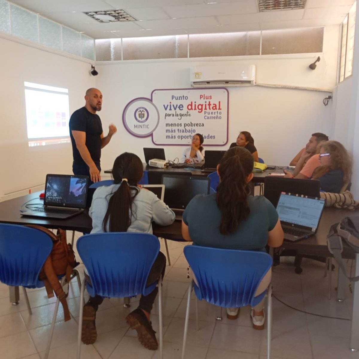 MinSaludCol's tweet photo. Este año en #MinsaludCol recorrimos 20 departamentos con los encuentros de Visiones Compartidas, llevando comunicación y educación con enfoque en la cultura de la seguridad social.
🌟 Ayer cerramos este ciclo desde el hermoso departamento del #Vichada, pero esto es solo el comienzo.
En el 2025 seguiremos trabajando con pasión 💪 para fortalecer las capacidades de los agentes del Sistema de Seguridad Social.
¡Pongámosle el corazón, porque la Seguridad Social es de todos! ❤️
#CulturaDeLaSeguridadSocial #PongamosleElCorazon
#seguridadsocial
