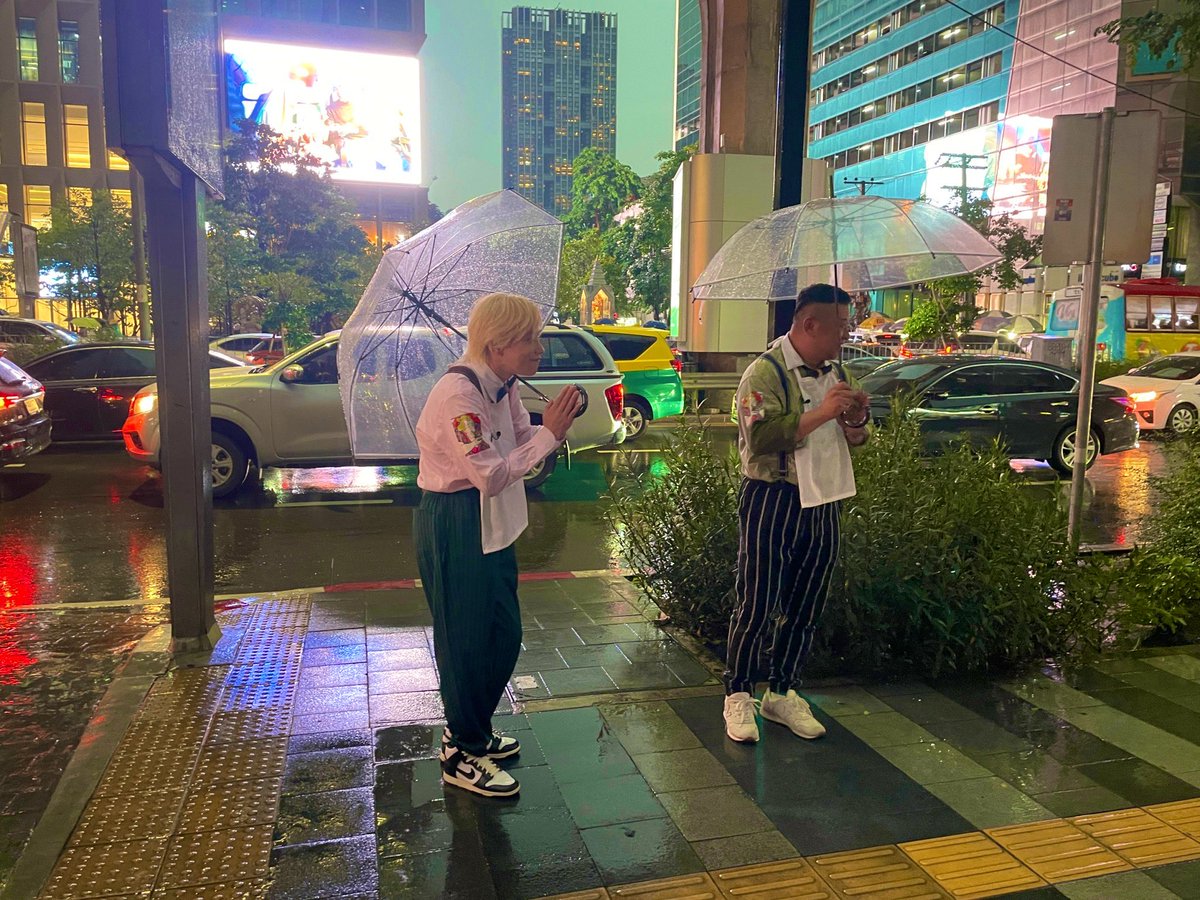 teibanmeshi's tweet photo. 🌎明日、よる8時からは… 
ついに、#世界シン定番メシ 🍚
の放送です❗️

今回、#タイ では何度も
雨☔️に見舞われました😔

写真🎞は 天気が悪くても
聞き込みをし続けた
#ケンコバ さんと #千賀 さん

実際に食べた料理は全部で27品😳

2人の努力の成果
タイの#シン定番メシ 候補をぜひご覧下さい🫣 https://t.co/D6Oq8jUqWa