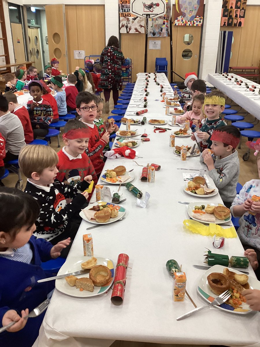 mattarnclass1's tweet photo. We so much fun at our Christmas lunch yesterday! 🎄@mattarnprimary https://t.co/64m4pRc2FJ