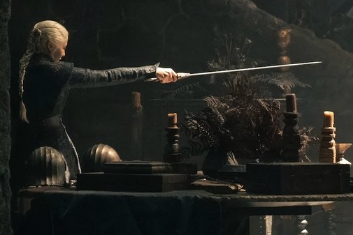 HODTurkey's tweet photo. Emma D’Arcy’nin talebiyle Rhaenyra, House of the Dragon’un 3. sezonunda kılıç taşıyabilir.

"Küçük bir hançer ya da kısa bir kılıç bile olsa fark etmez—gerçekten umurumda değil. Sadece bir silah istiyorum. Dizideki erkekler, ellerini nereye koyacaklarını düşünmek zorunda değil çünkü sürekli kılıçlarının kabzasını tutuyorlar. Biz ise sürekli ellerimizi nereye koyacağımızı düşünüyoruz.
Gelecek sezon, en azından bir elimle ne yapacağımı biliyor olacağım. Tek istediğim bu—bir kılıç. Bu konuyu Ryan’a oldukça net bir şekilde ilettim ve sanırım sonunda olacak."