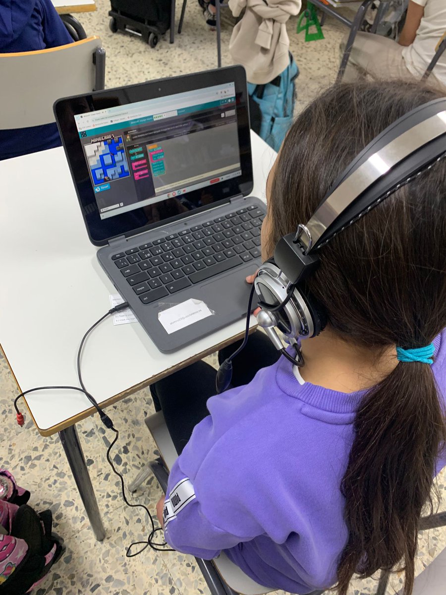 CeipLorenzo's tweet photo. ¡Es la Hora del Código! Nuestros alumnos de 5º han participado hoy en el evento de la Hora del Código. Con Minecraft: Voyage Aquatic han participado de una experiencia de iniciación a la codificación y la informática en un entorno seguro y de apoyo. https://t.co/bpY58EmKhy