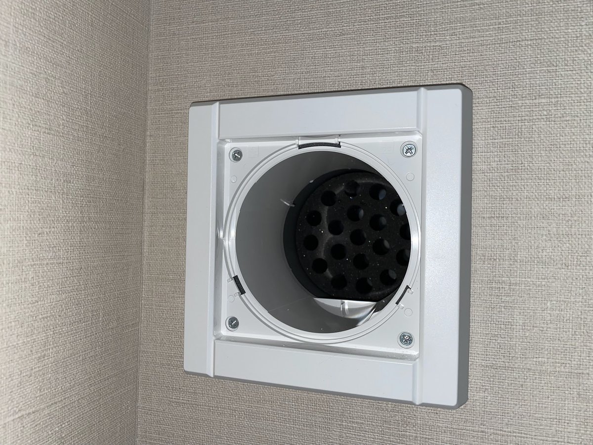 minatost3's tweet photo. マ���クロカプセルとPM2.5は同じくらいの大きさらしいってXでみたんですが、
この給気口の高性能フィルターPM2.5、花粉、排気ガスに対応してるので全部入れ替えれば隣近所の柔軟剤の匂いとかいろんな化学物質がそこそこ防げるかもしれません。
フィルターは交換式で洗えません。洗えるスカスカのフィルターより良いと思います。

いろんな給気口の交換工事してきましたが、これが一番良いって言われます。私のホームページはもうこれしか扱っていません。オプションで防音材入れる方がほとんどです。
因みに空気汚れているところですと1か月で詰まるので交換になります💦
これで体調良くなった方はもうこれなしではいられなくて喜んでいます。( ´∀｀ )

フィルターは100φ1000円、150φ1300円くらいです。メーカーがキャンペーンの時まとめて買っておくとお得ですよ。

 #化学物質過敏症 #香害は公害
