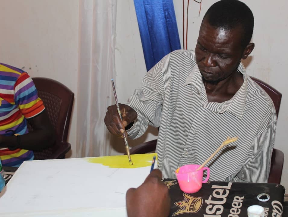 #Bambari 🇨🇫 #CréeArt
Une vingtaine de victimes ont trouvé dans la peinture et le slam-comédie une voix pour raconter leurs vécus et transmettre leurs messages.
Sous la direction des talentueux artistes Ernest Weangai et Gad Toussounou, ces ateliers, organisés grâce au soutien