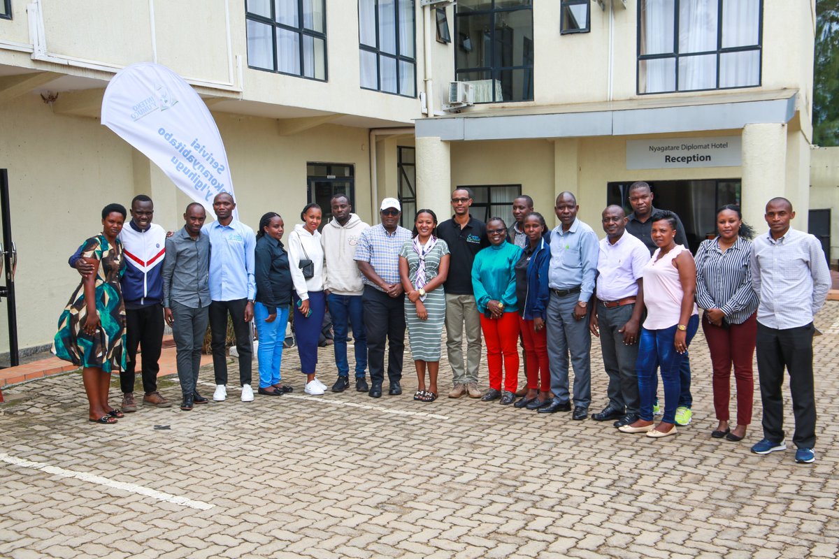 IntekoyUmuco's tweet image. #IntekoyUmuco hamwe n'abafatanyabikorwa bayo bakomeje igikorwa cyo guhugura abakozi bashinzwe imicungire y’amasomero y’abaturage. Uyu munsi, hahuguwe abo muri @RwandaEast aho bahuriye muri @NyagatareDistr bahugurwa ku micungire y’umutungo w’amasomero no kunoza inshingano zabo.