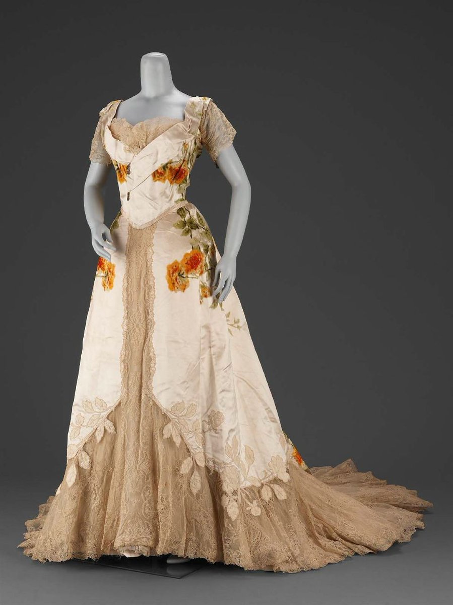 wikivictorian's tweet photo. Evening dress by House of  Worth, 1902. Museum of Fine Arts, Boston. https://t.co/lj9WPwYfrN