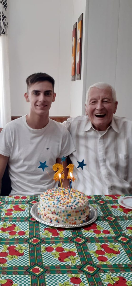 Tantos recuerdos, tantas risas compartidas que no alcanzan las palabras para describirte. Hoy es el primer cumpleaños que no estás y me rompe el alma no poder llamarte y hacerte algún chiste boludo para que te rías como era costumbre. Te extraño siempre.
Feliz cumple al cielo🕊❤️