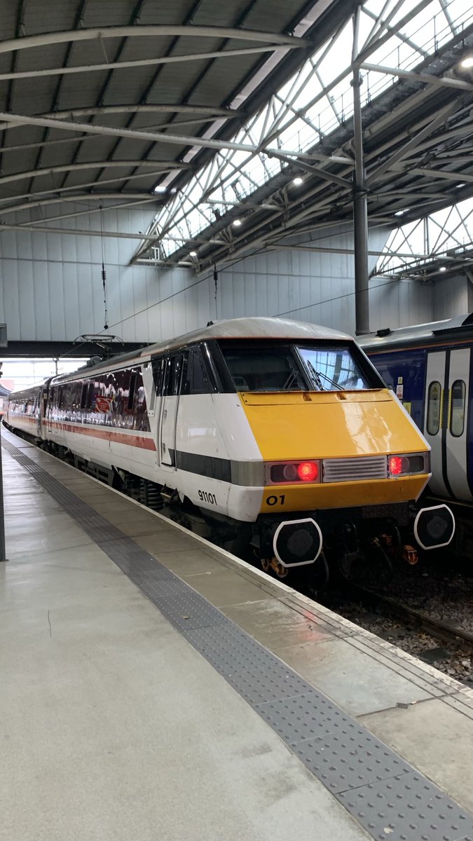 _KristianDB's tweet photo. 91101 having a rest before it’s jaunt back down the ECML #LeedsCitystation ⁦@LNER⁩ 12/12/24 https://t.co/HLz3WFzRvB